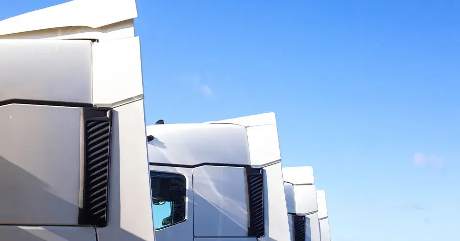 상용 트럭 운송 테스트에 사용되는 네 가지 운전석-화물 에어 디플렉터 개념. 