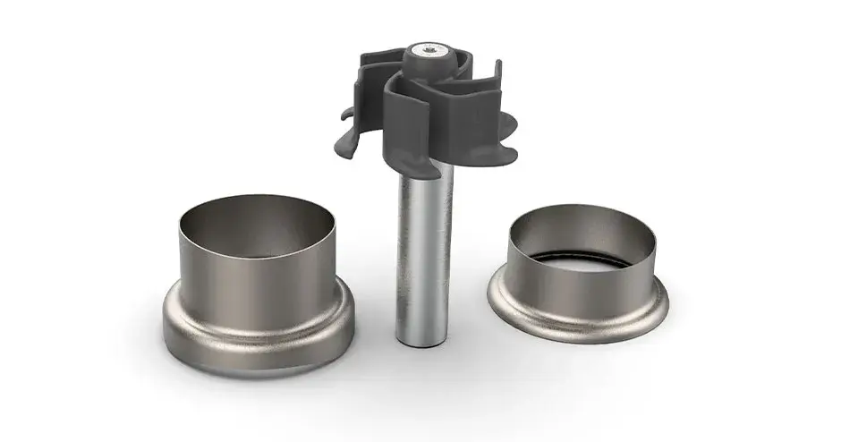 Figure 4 기술로 프린팅한 생산 인서트를 검사할 때 사용되는 유연한 플라스틱 게이지의 클로즈업 사진.