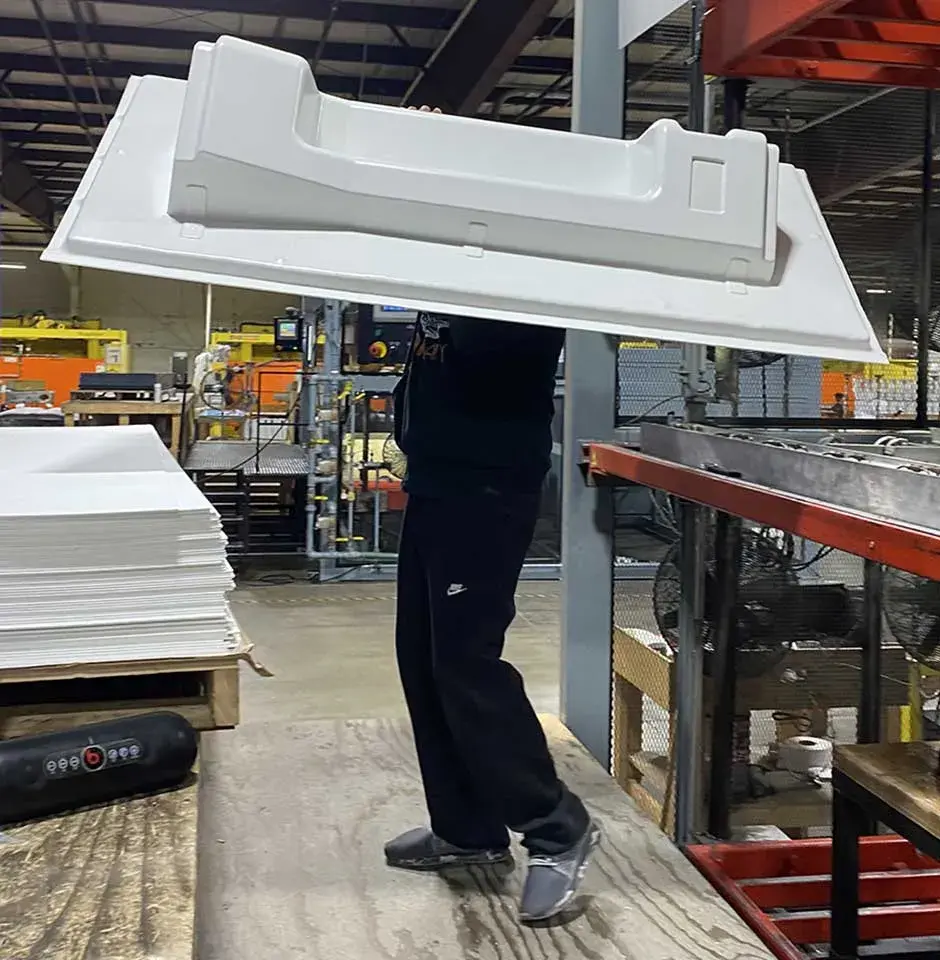 Duo Form 열성형 부품을 들고 있는 직원