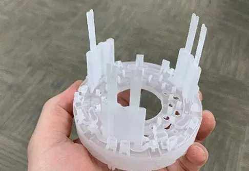 VisiJet M2S-HT90 소재를 사용해 제작된 전자 현미경용 보정 피스