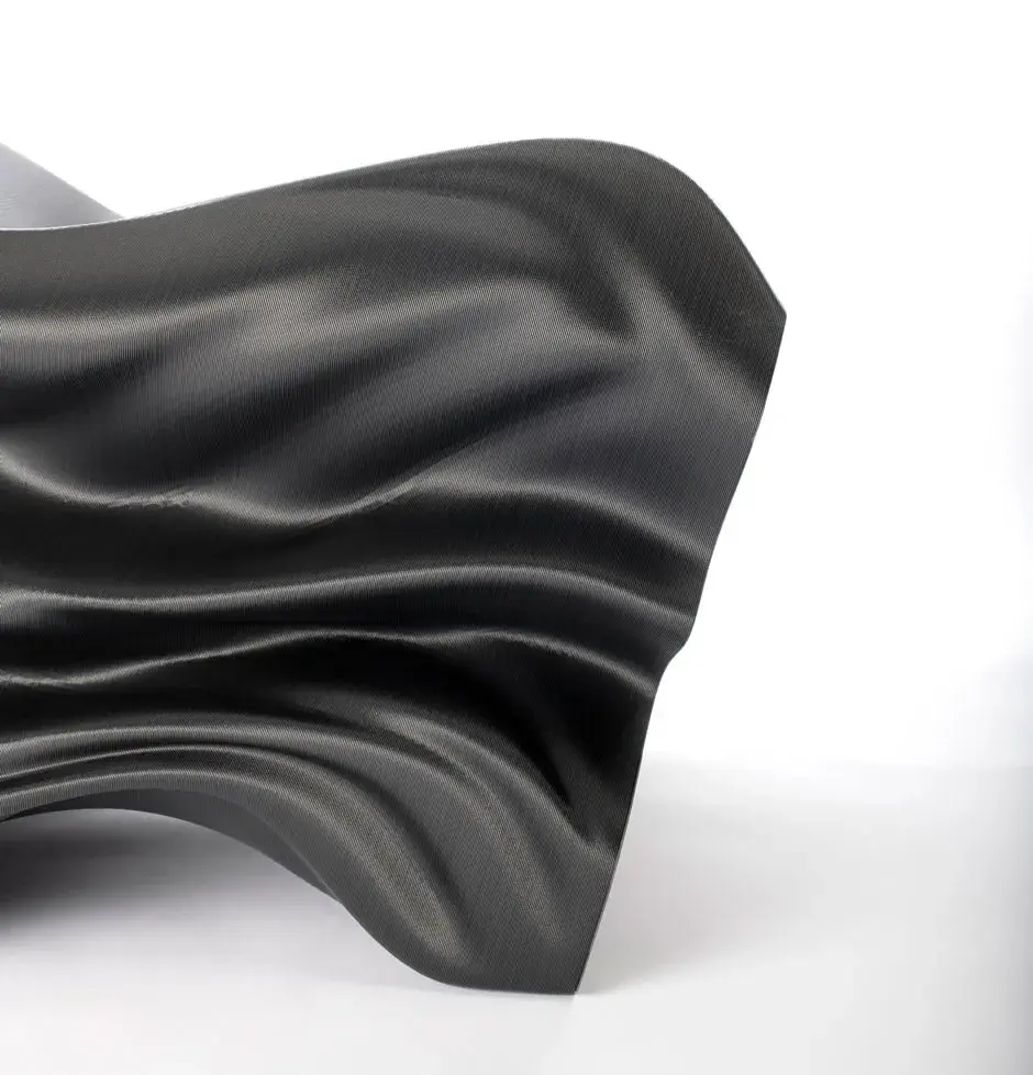 Slicelab이 디자인하고 EXT 1270 Titan Pellet 3D 프린트에서 탄소 섬유 ABS 펠릿으로 3D 프린트한 3D 프린트 Steam Lounge Chair. 