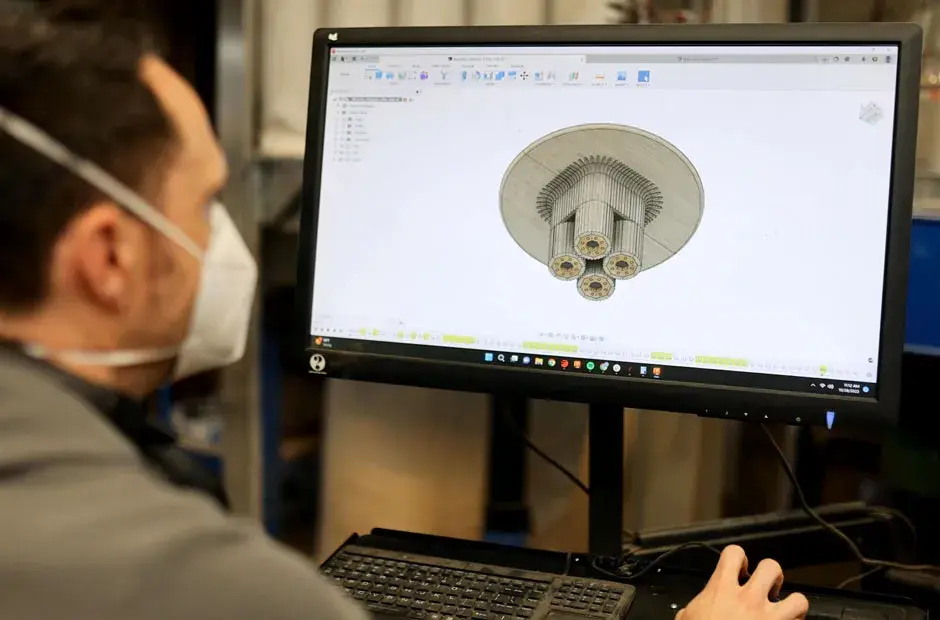 의자를 설계하는 CAD 파일로 작업 중인 사람