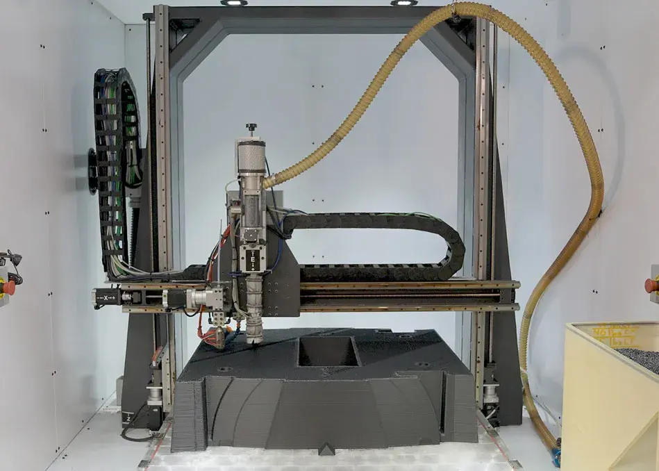 Astech의 EXT 타이탄 펠릿 프린터로 프린팅한 대형 CF ABS 펌프 케이스 패턴 . 