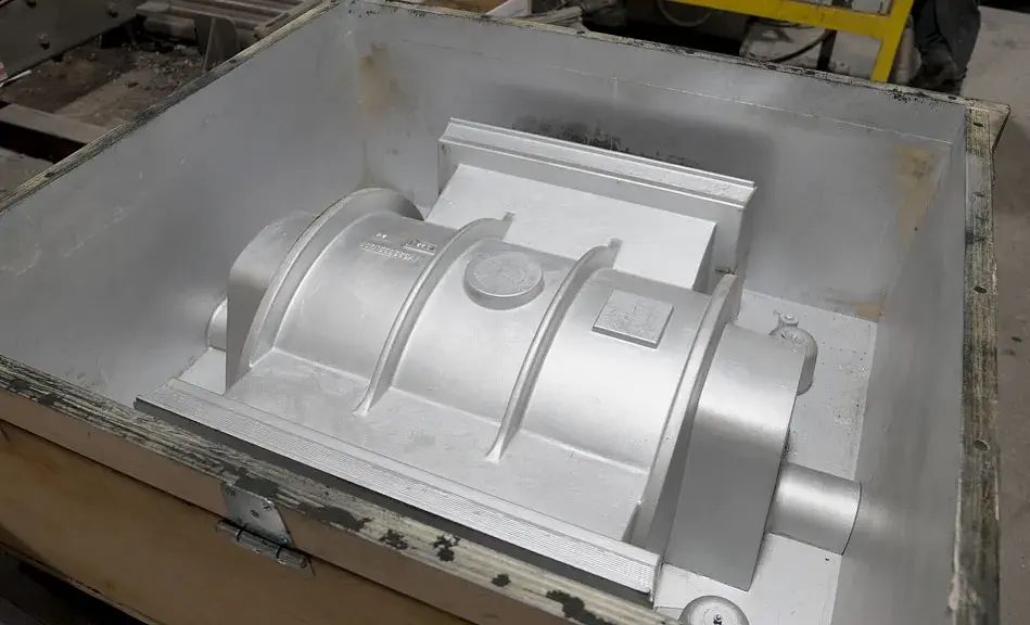 3D로 프린트한 CF ABS 펌프 케이싱 패턴 은 금형 를 사용해 도색하고, 플라스크에 장착하고, 노베이크 성형 모래를 채울 준비를 마쳤습니다.