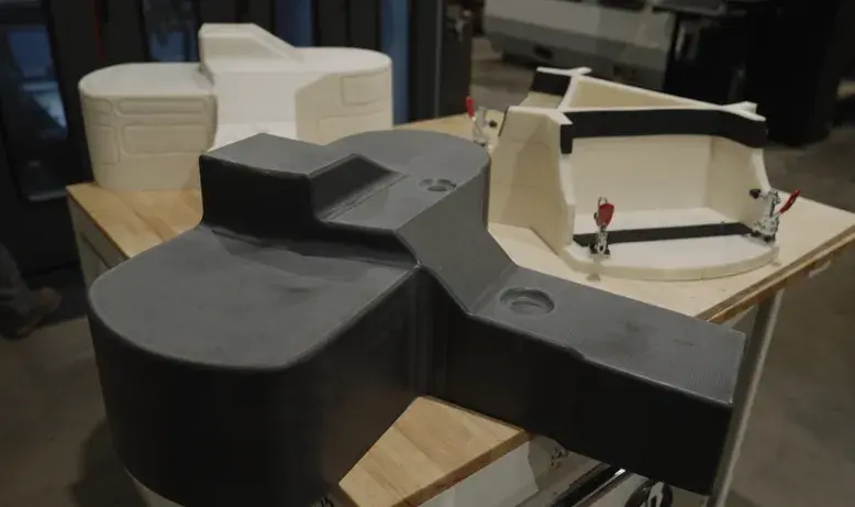 3D 프린팅 및 가공된 CF-PC 열성형 금형, 3D 프린팅된 ABS 소재의 원형 성형 부품 제작, 3D 프린팅된 ABS 트림 고정물은 모두 3D Systems의 EXT 1270 타이탄 펠릿 시스템에서 생산되었습니다. 