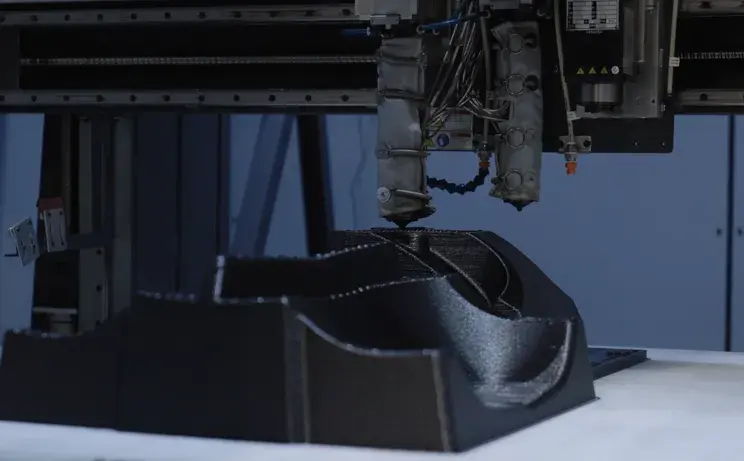 Lindar에서 열성형 금형 프린팅 중인 3D Systems EXT 1270 타이탄 펠릿 프린터. 