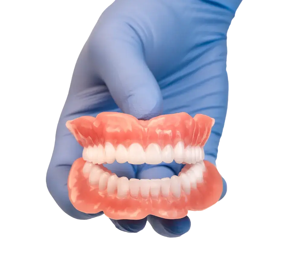 의료용 장갑을 낀 손이 3D 프린팅된 의치를 보여주는 모습