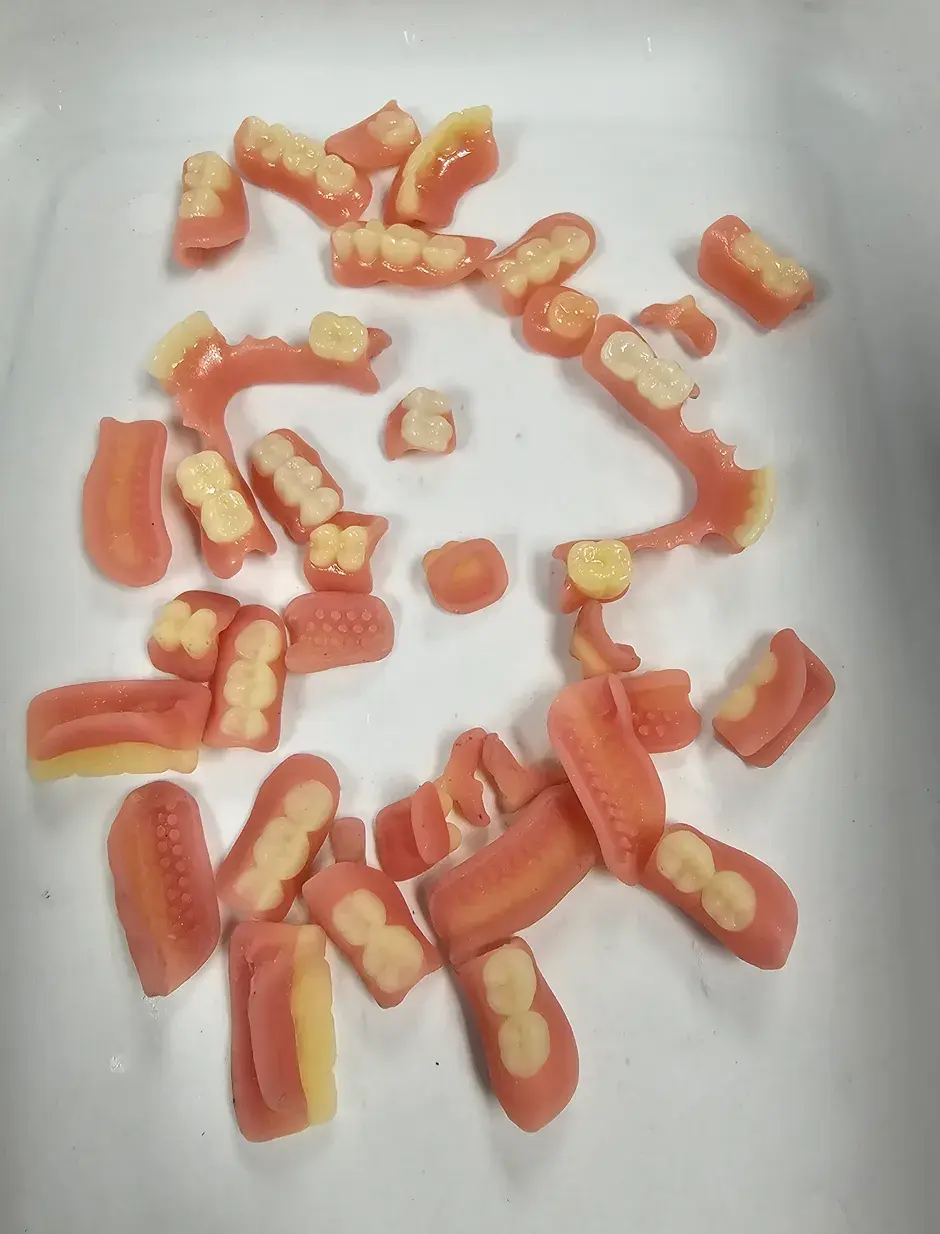 3D 프린팅된 치과용 파트가 담긴 트레이