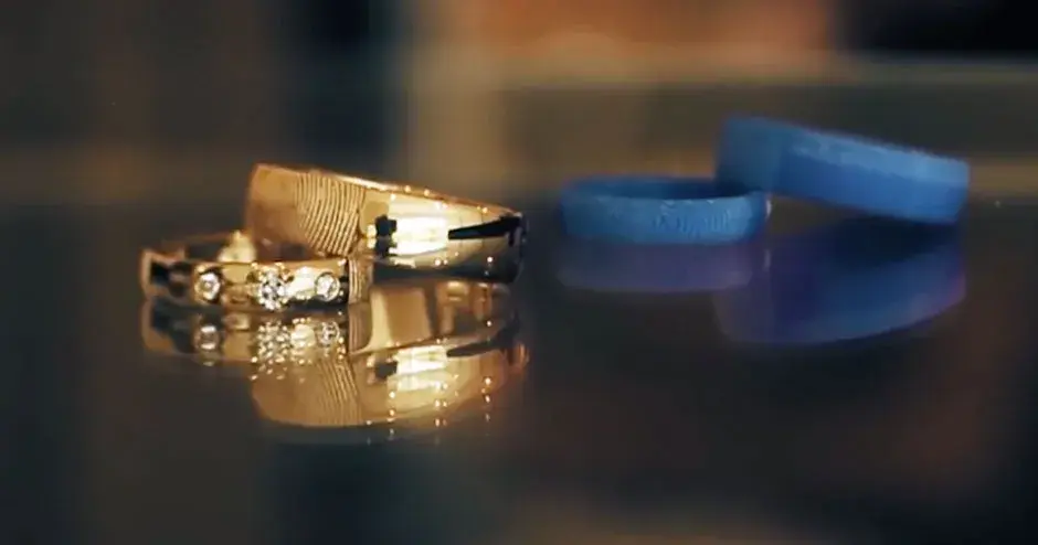 3D 프린팅 금형 옆에 놓인 금반지