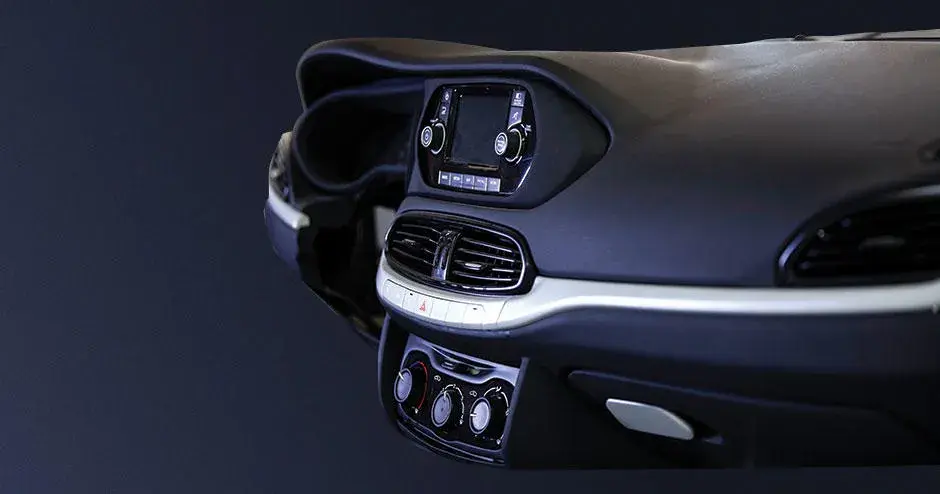 스티어링 휠이 없는 검은색 대시보드